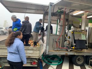 Schüler erzeugen ihren eigenen Apfelsaft