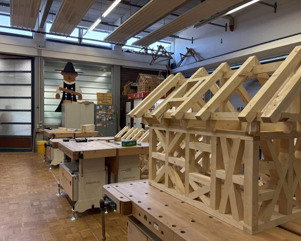 Eine Holzwerkstatt mit einem Modell eines Fachwerkhauses