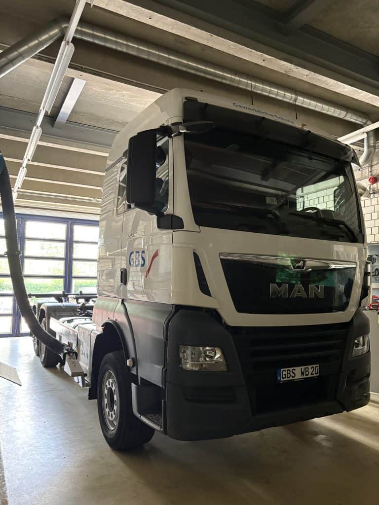 Ein LKW steht in einer Fertigungshalle
