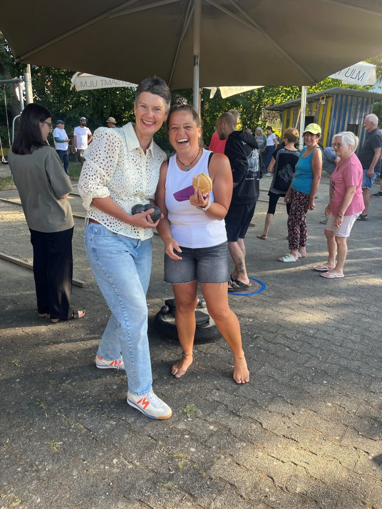 Zwei fröhliche Boule-Spielerinnen.