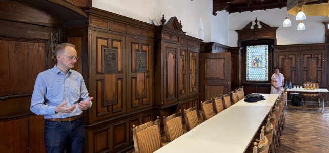 Herr Huber zeigt den Sitzungssaal